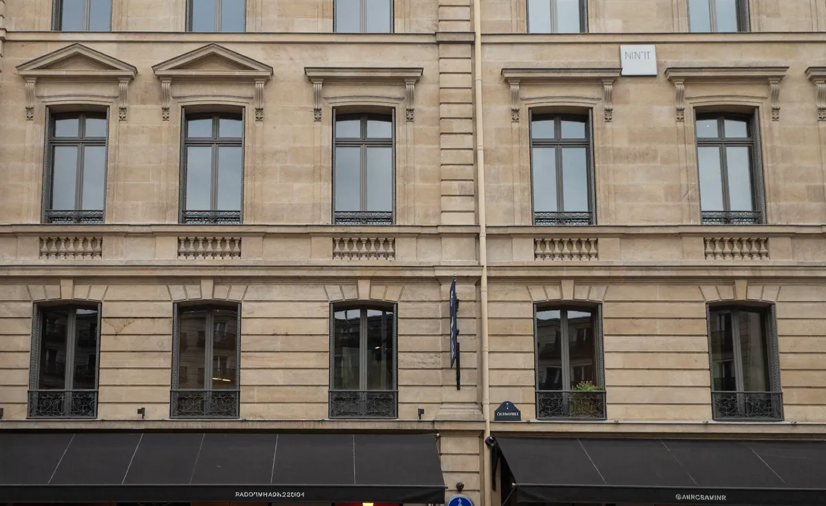 Façades classiques d'immeubles du 1er arrondissement de Paris