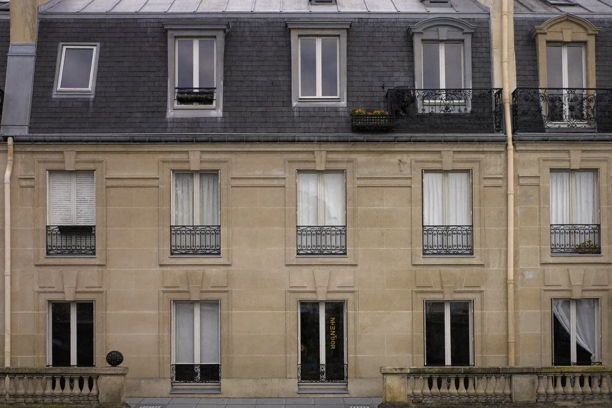 Immeuble résidentiel classique en pierre du 1er arrondissement de Paris