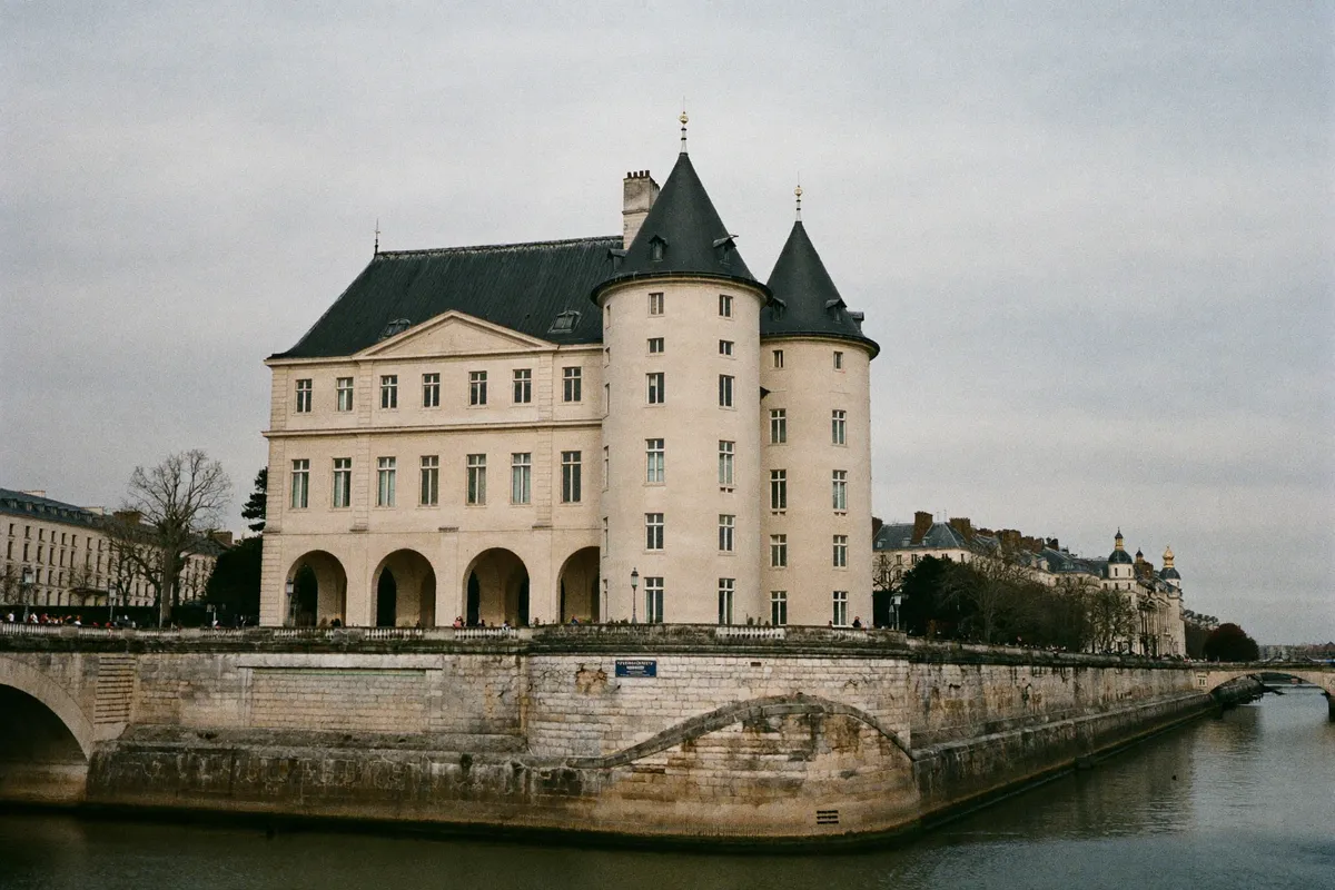 Tours médiévales d'un palais gothique au bord de la Seine sur l'île de la Cité, 1er à Paris