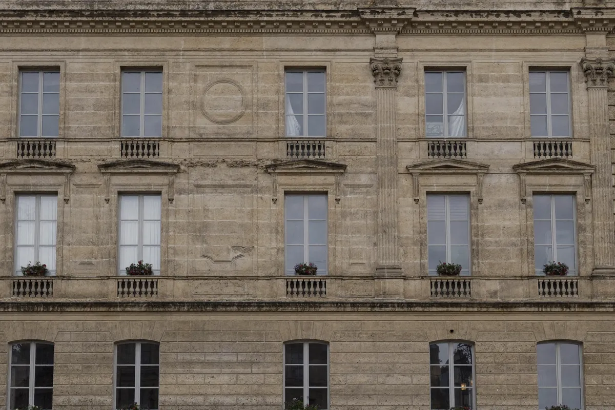 Façade classique ancienne et patinée d'un immeuble du 1er arrondissement de Paris
