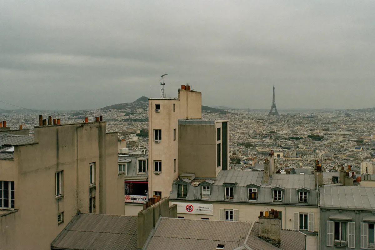 Toits et immeubles de Belleville-Ménilmontant avec vue sur Paris, dans le 20e