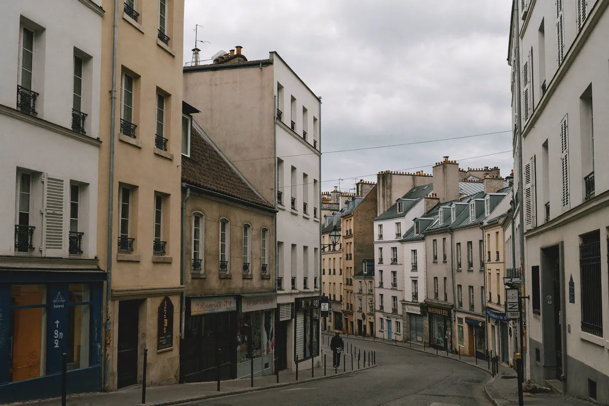 Rue en pente de faubourg du 20e arrondissement de Paris