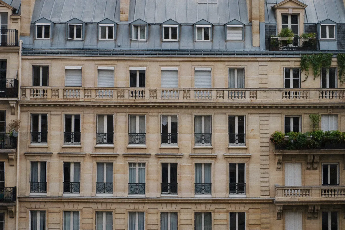 Immeuble résidentiel en pierre du 20e arrondissement de Paris