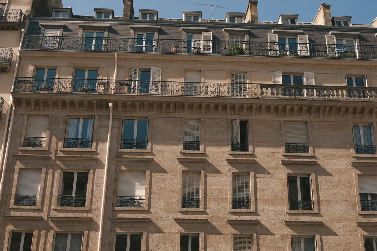 Façade d'un immeuble faubourien du 20e arrondissement de Paris