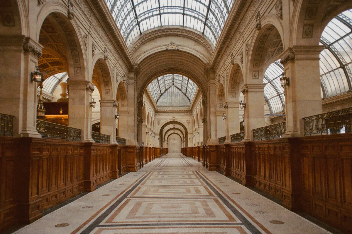 Intérieur d'un passage couvert du XIXe siècle à verrière, 2e arrondissement de Paris