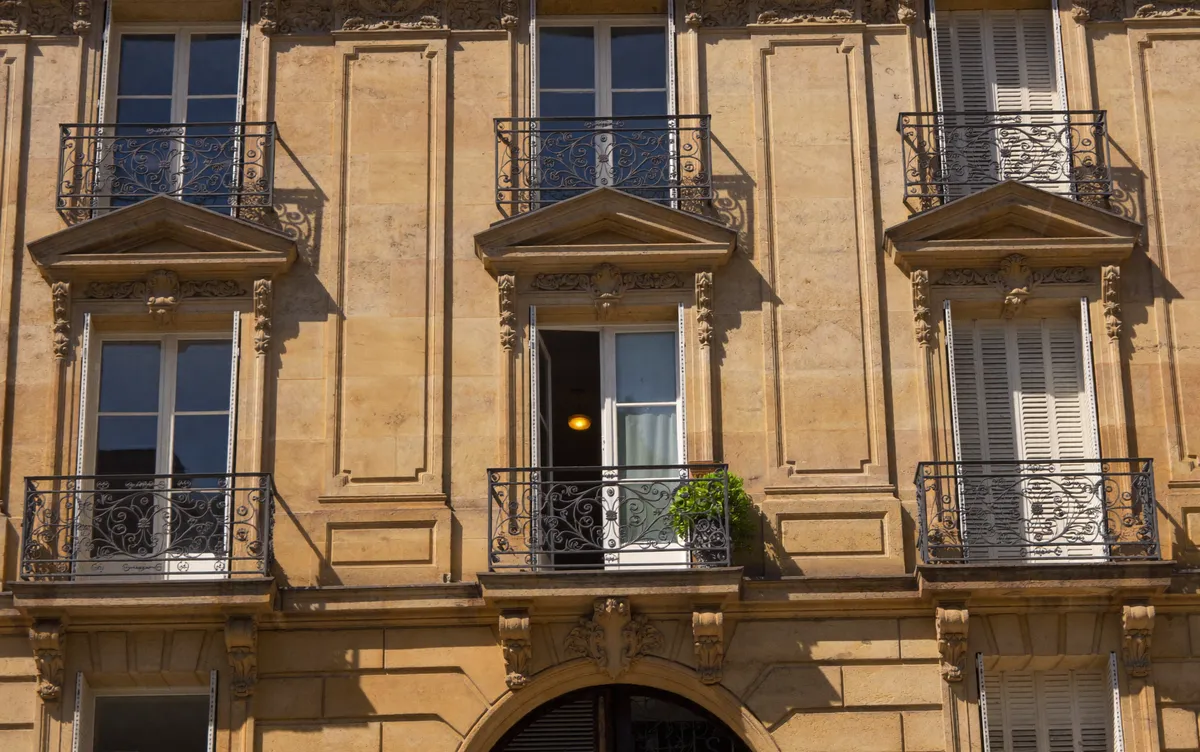 Façade haussmannienne ornée d'un immeuble du 2e arrondissement de Paris