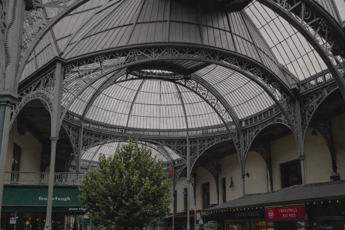 Halle métallique restaurée du XIXe siècle, type Carreau du Temple, 3e arrondissement de Paris