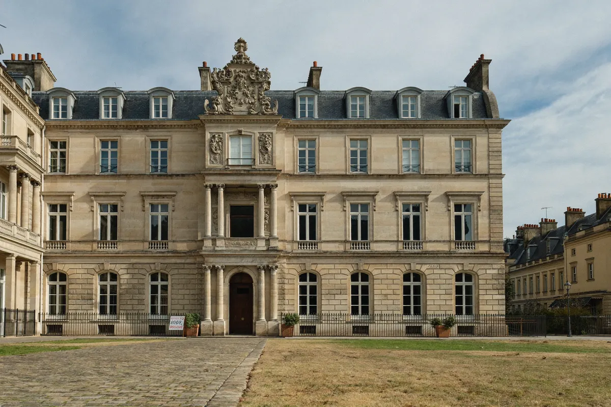 Façade et cour d'un hôtel particulier du XVIIe siècle dans le Marais, 3e à Paris