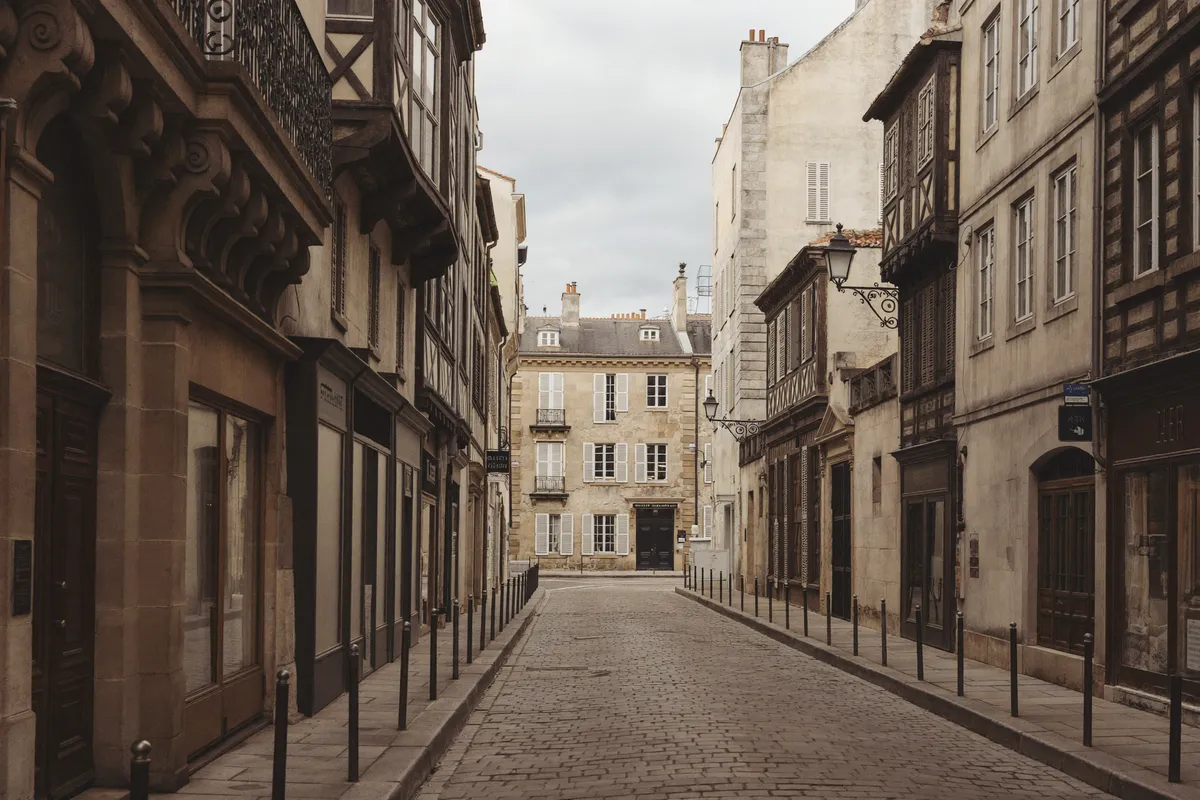 Ruelle médiévale étroite et pavée du centre de Paris, 4e arrondissement