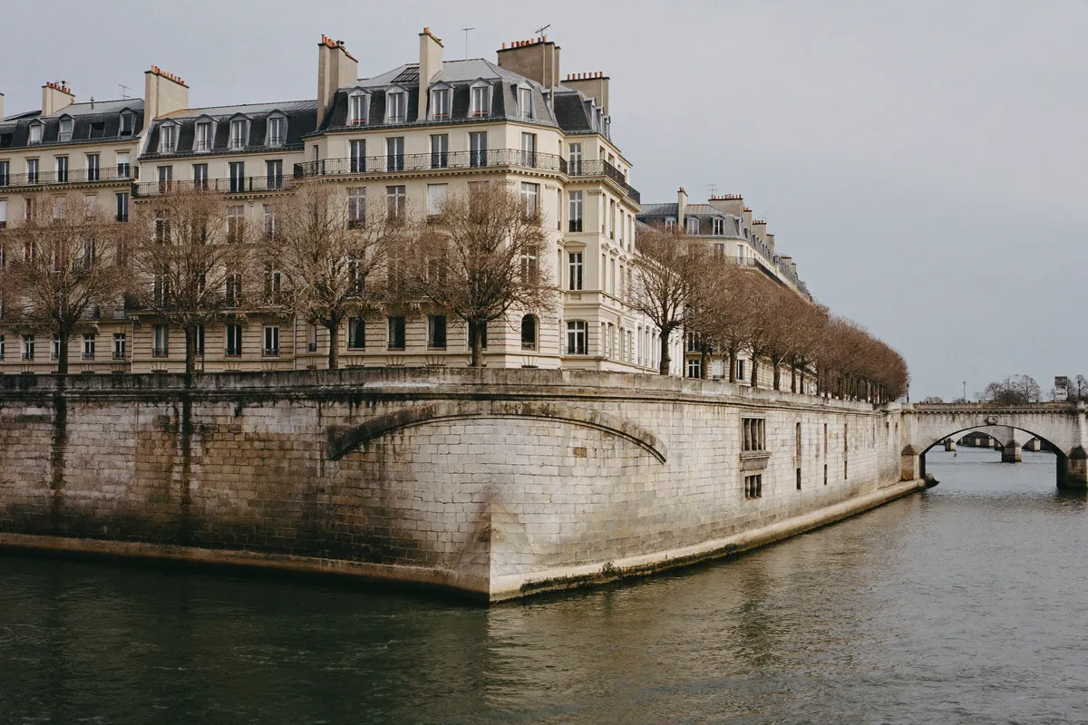 Quai en pierre de l'Île Saint-Louis bordé d'immeubles classiques le long de la Seine, 4e à Paris