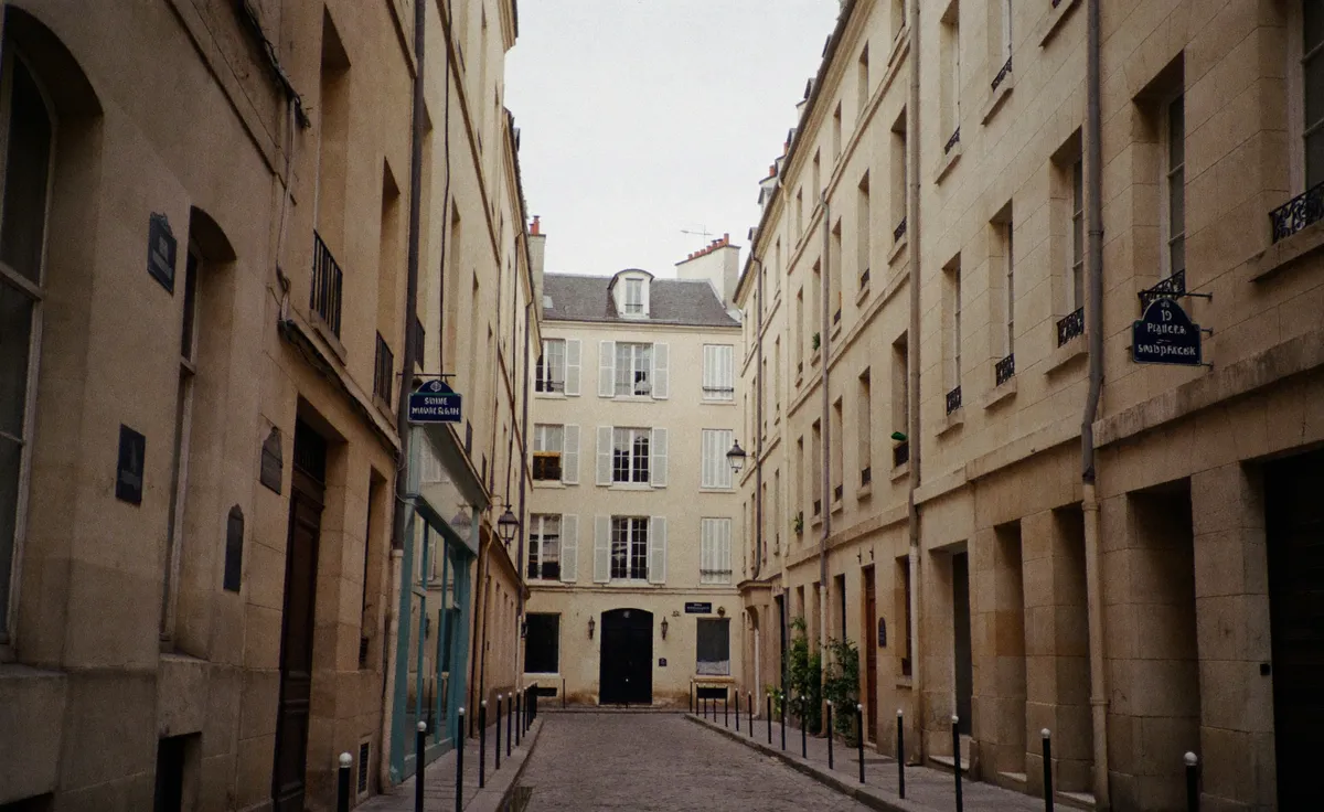Rue étroite et ancienne du Quartier latin (Mouffetard), 5e arrondissement de Paris