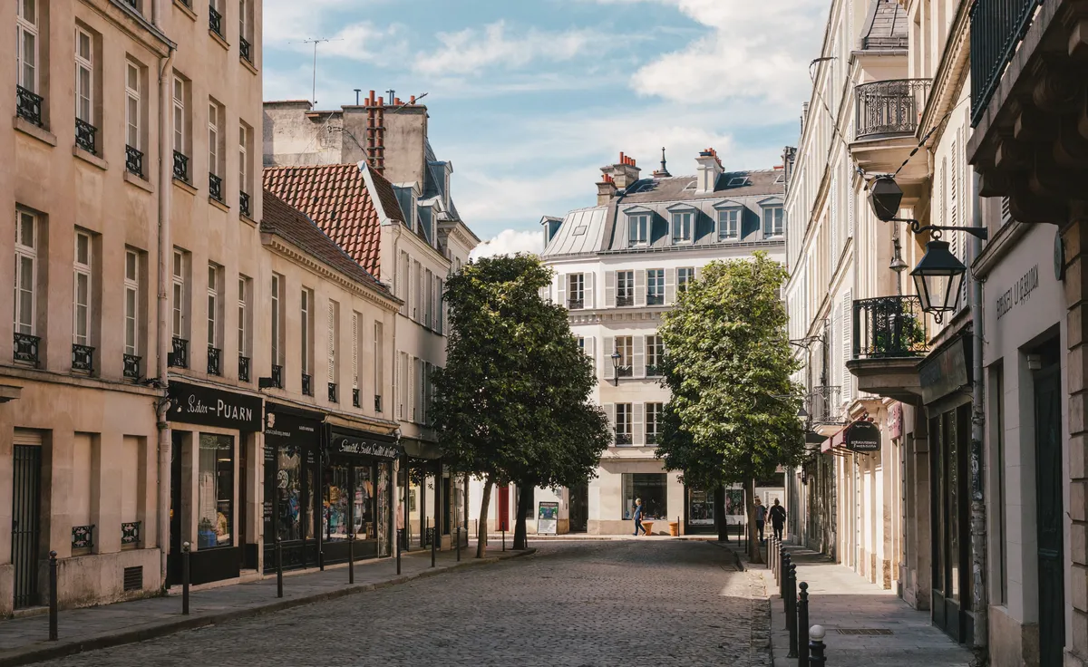 Rue calme et arborée du Quartier latin, 5e arrondissement de Paris