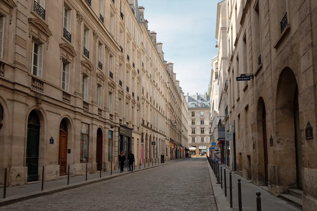 Rue étroite et classique près de l'Odéon, 6e arrondissement de Paris