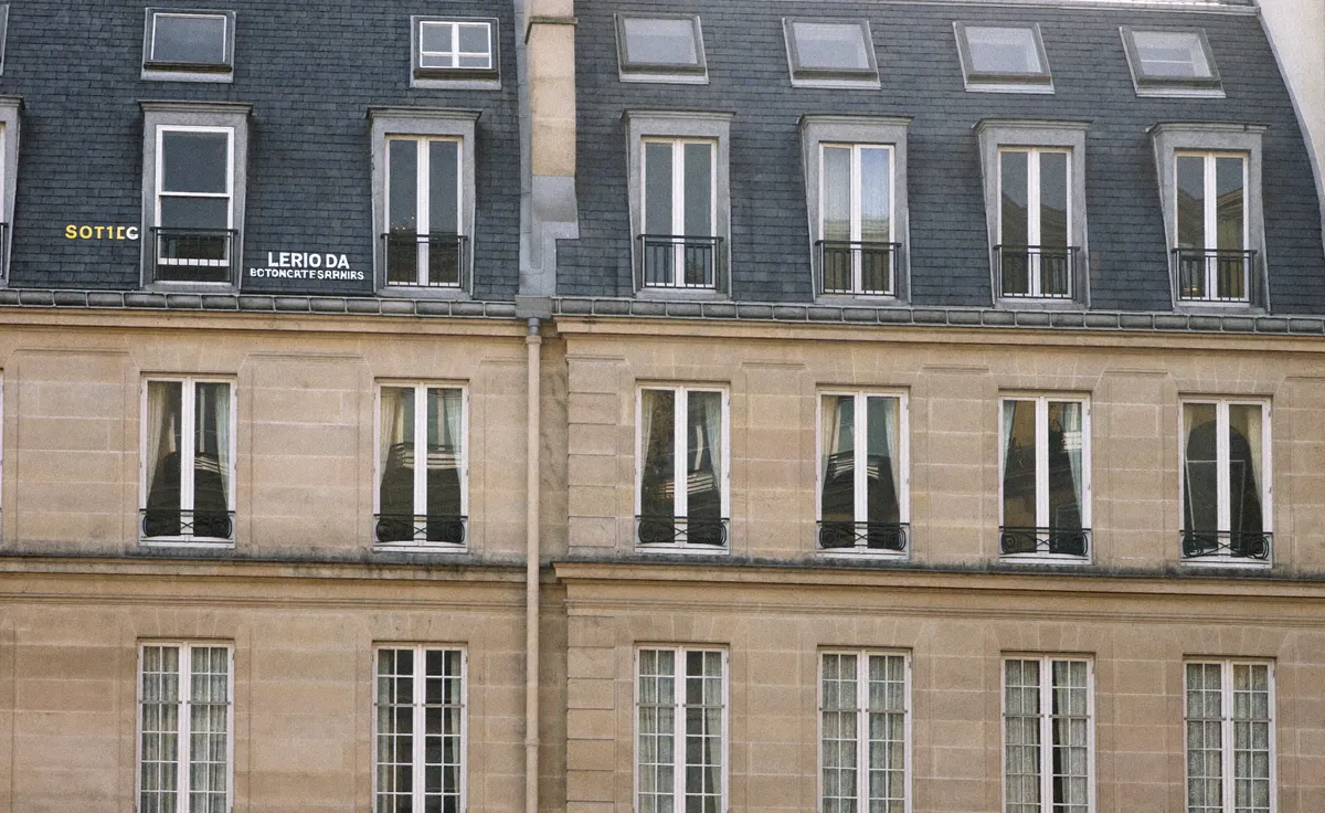 Immeuble résidentiel classique en pierre de la rive gauche, 6e arrondissement de Paris