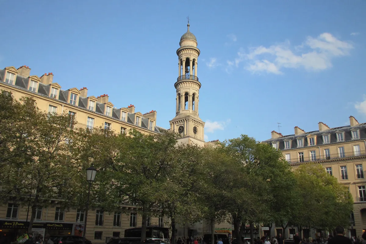 Clocher roman de l'église Saint-Germain-des-Prés au-dessus de la place, 6e à Paris