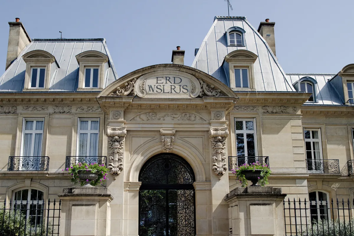 Portail et façade d'un hôtel particulier du XVIIIe siècle du faubourg Saint-Germain, 7e à Paris