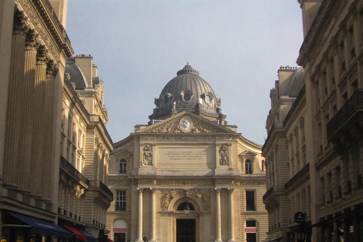 Avenue monumentale bordée d'immeubles haussmanniens imposants, 8e arrondissement de Paris