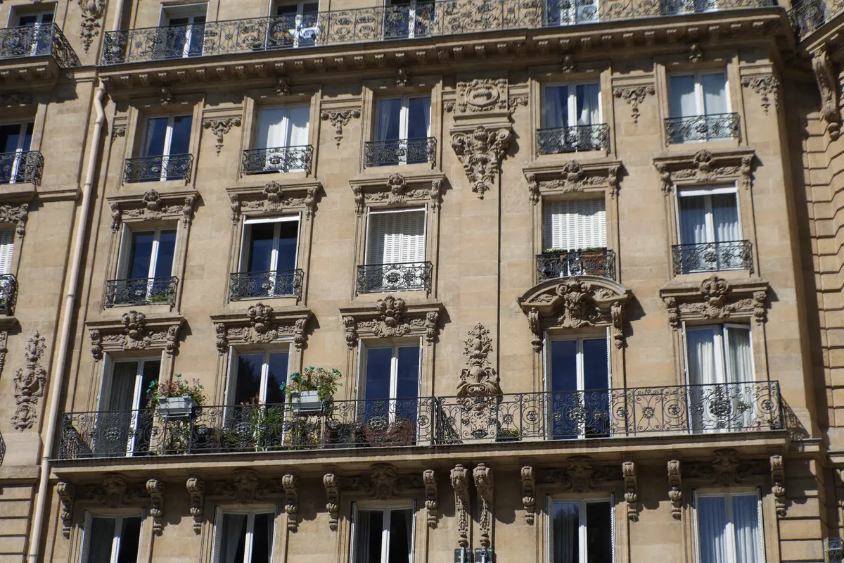 Façade haussmannienne ornée d'un immeuble de prestige, 8e arrondissement de Paris