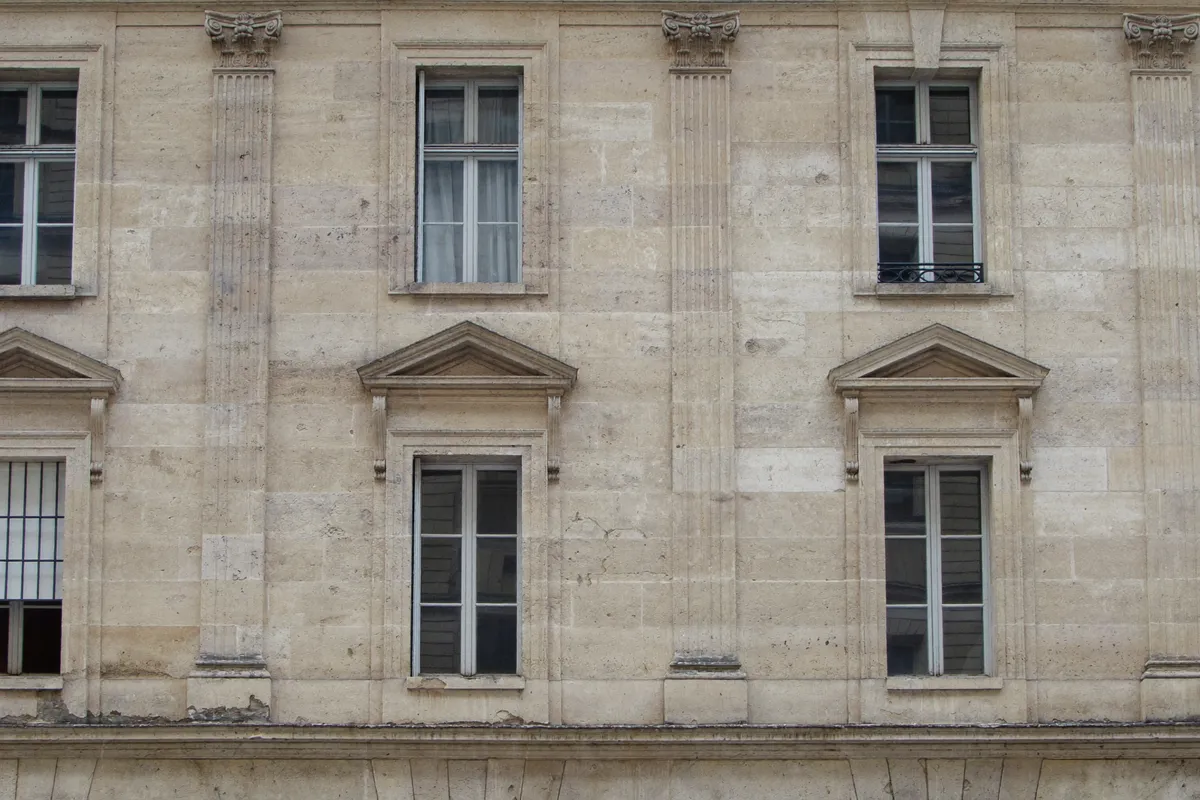 Façade ancienne et patinée d'un immeuble du 9e arrondissement de Paris