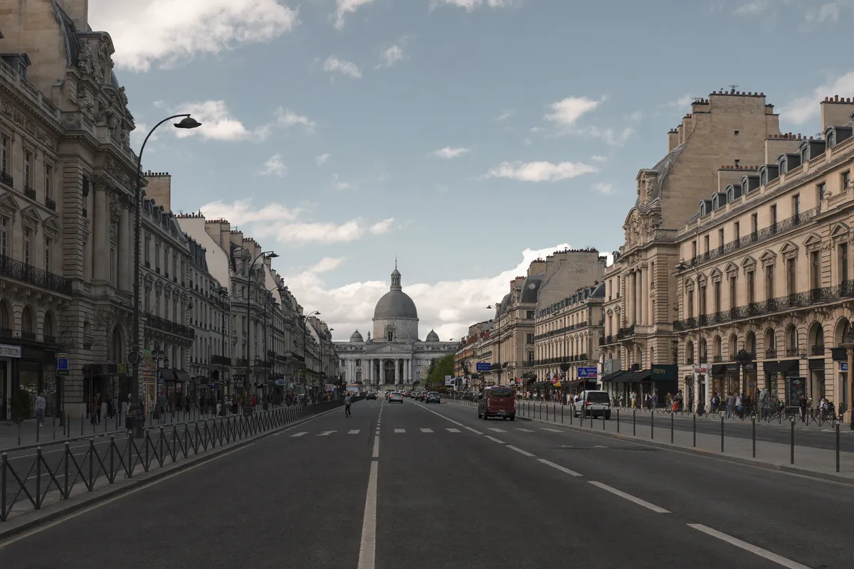 Grand boulevard haussmannien avec une coupole au loin, 9e arrondissement de Paris