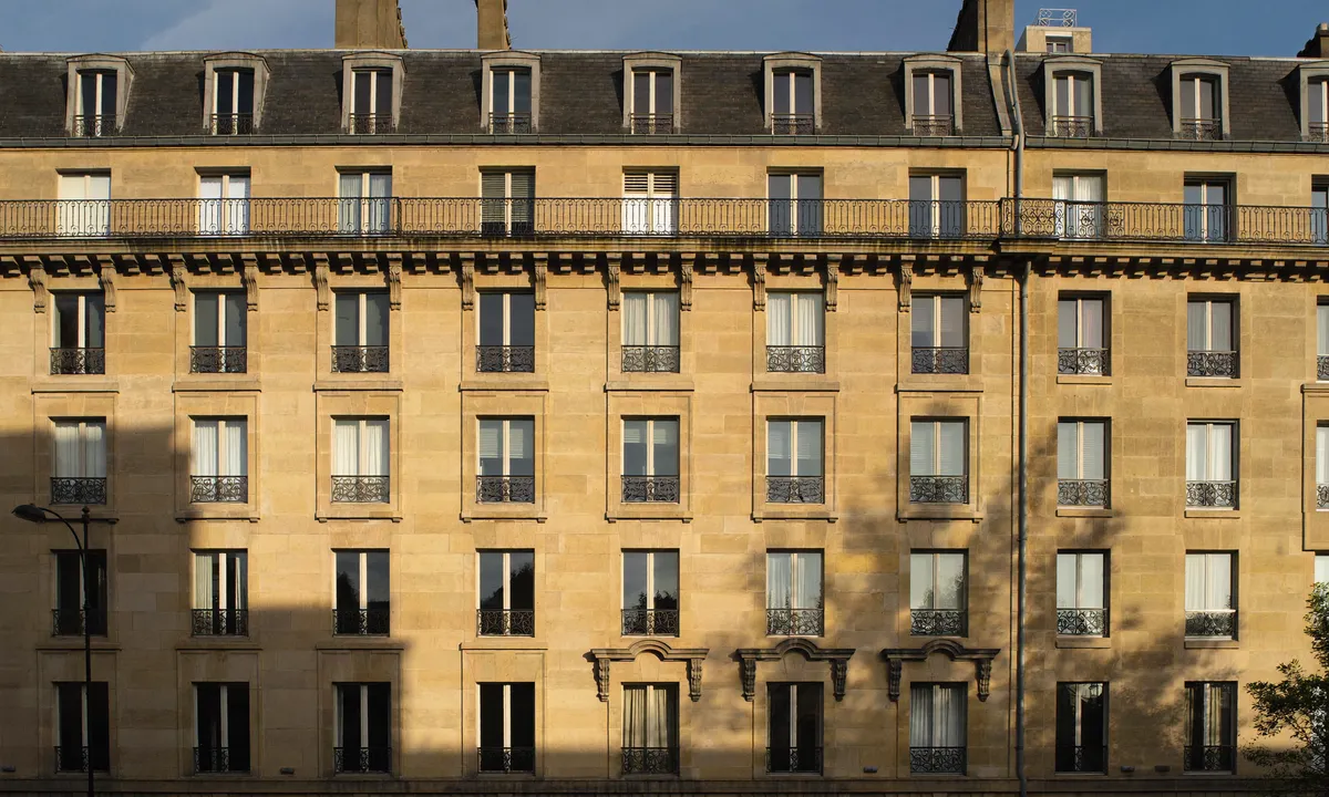 Façades haussmanniennes de Paris alignées à la lumière dorée